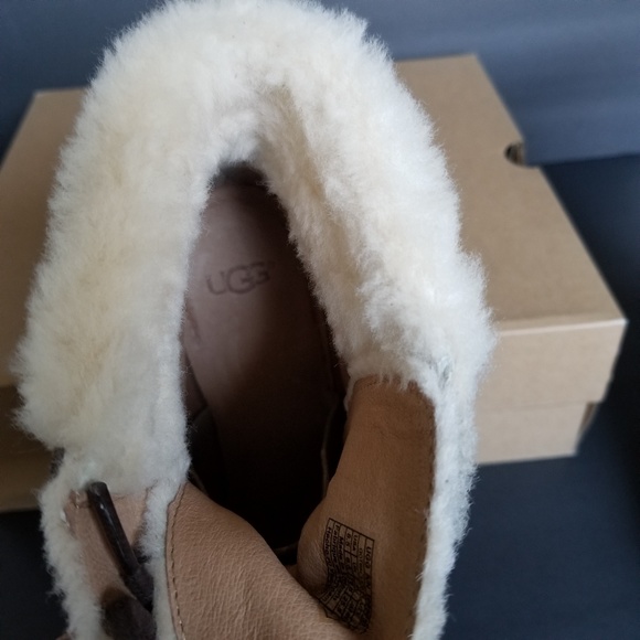 UGG Esterly Boot. - Picture 6 of 7
